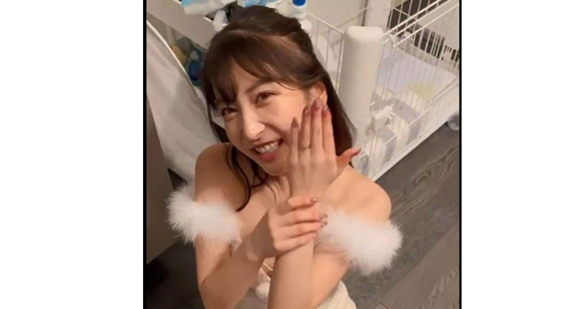 婚約指輪を見せるRちゃん